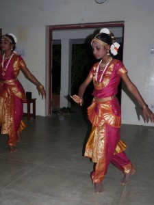Ponny et Suguna en pleine danse du Barahanatyam  